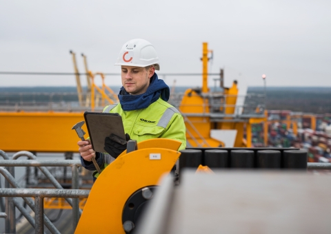 Service technician in a port